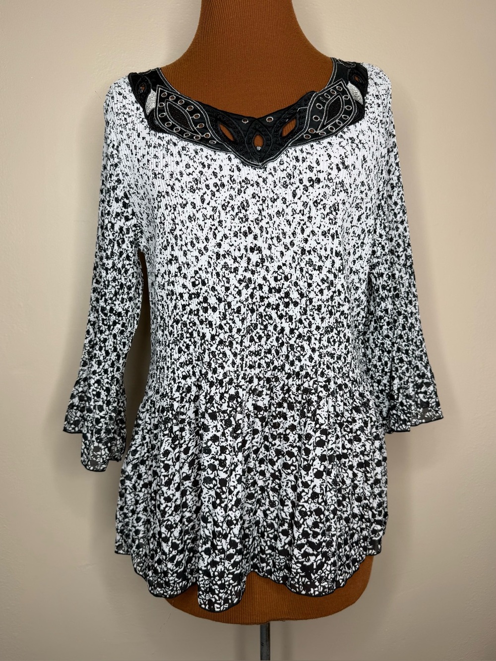 Dressbarn Crinkle Black & White Embroidered Neck Blouse Size XL